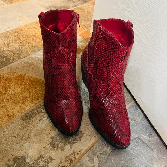 ❤️Wonderful Red & Black Snake Print Zip Up Ankle Booties! - Picture 2 of 10